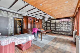 Goed onderhouden, op te frissen handelspand (vroegere slagerij met woning) gelegen op wandelafstand van het dorpsplein. Indeling: winkelruimte met werkruimte, bergruimte en koelcellen, grote ingerichte keuken met zicht op de tuin, toilet en bureau. 1ste verdieping: living, toilet, 2 slaapkamers en een badkamer voorzien van ligbad en dubbele lavabo. 2de verdieping: 2 slaapkamers en een tweede badkamer. Buiten is er een aanlegde tuin met verschillende koelcellen en 2 aparte garages die uitkomen in de achterliggende straat. Woning met heel veel potentieel!