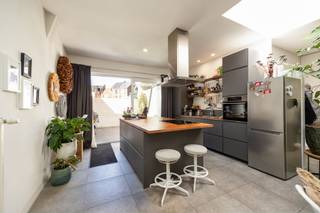 Op een uitstekende locatie in Lier vind je dit veelzijdige handelspand met achterliggende woonst, de perfecte combinatie van wonen en werken onder...