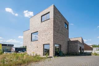 Welkom in Wieze, een deelgemeente van Lebbeke waar het heerlijk wonen is! Deze stijlvolle halfopen nieuwbouwwoning combineert hedendaags comfort...