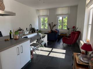 Op de eerste verdieping bevindt zich dit aangename appartement, bereikbaar met de lift. De woonruimte geniet van een open keuken die zorgt voor een ruimtelijk en gezellig gevoel. Verder beschikt het appartement over een aparte slaaphoek, een berging, een badkamer en een afzonderlijk toilet. Dankzij de centrale ligging in Aalst bevinden winkels, openbaar vervoer en andere voorzieningen zich op korte afstand. Ideaal voor wie zin heeft om in de bruisende stad te wonen! <br />huurprijs; 725€/maand en vaste kosten 65€/maand