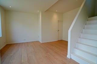 Gelegen in het centrum van Bornem staat deze instapklare en gerenoveerde woning te koop. Perfect voor wie comfort, sfeer én praktische indeling zoekt, met extra troeven zoals een dakterras, ruime mezzanine en gezellige buitenruimte. Er zijn twee slaapkamers. Eén van de slaapkamers beschikt over een dakterras – ideaal om ’s ochtends te genieten van de zon of ’s avonds buiten te relaxen. De andere slaapkamer is bijzonder vanwege de zeer ruime mezzanine ‒ extra hoogte, ruimte en karakter. Moderne badkamer met een mooie lavabo, een ruime inloopdouche en een tweede toilet. Strakke afwerking en functioneel ingericht. De woonkamer, eetplaats en de volledig ingerichte keuken bevinden zich op het gelijkvloers, evenals de toegang tot de kelder, een bergruimte en een gastentoilet. Ook is er nog een rustige buitenruimte aanwezig, waar je je fietsen veilig kan stallen en je een buitenplek hebt. Zonnepanelen aanwezig. <br />Referentie: 5496