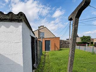 Charmante woning met 3 SLAAPKAMERS, GARAGE, VOLWAARDIGE TUIN EN UITBREIDINGSMOGELIJKHEDEN, ideaal gelegen in een AANGENAME WOONBUURT OP WANDELAFSTAND VAN HET CENTRUM VAN AVELGEM, perfect voor starters of investeerders die op zoek zijn naar een renovatieproject met potentieel. Deze te renoveren gezinswoning bevindt zich op een vlotte locatie, dicht bij scholen, winkels, openbaar vervoer en andere dagelijkse voorzieningen. Op het gelijkvloers vindt u een aangename leefruimte, eetplaats, keuken, veranda, een slaapkamer, badkamer, apart toilet, twee ruime bergingen en een inpandige garage. De eerste verdieping omvat een nachthal en twee ruime slaapkamers, terwijl de zolder MOGELIJKHEDEN BIEDT VOOR EXTRA SLAAPKAMERS OF EEN HOBBYRUIMTE. Daarnaast beschikt de woning over een droge staankelder, een VOLWAARDIGE TUIN en een BIJHORENDE GARAGE ACHTERAAN HET PERCEEL. De eigendom werd steeds goed onderhouden en is uitgerust met VERWARMING OP AARDGAS. Dankzij de GUNSTIGE LIGGING, de praktische indeling en de vele mogelijkheden vormt deze woning de ideale basis om volledig naar eigen smaak te renoveren. Woning wordt verkocht in de huidige staat.<br /><br />Adres: Driesstraat 98 te Avelgem<br /><br />Renovatieplicht van toepassing; P-score: D , G-score: D; Bestuursmaatregelen in maatregelenregister: neen; vrij bij akte