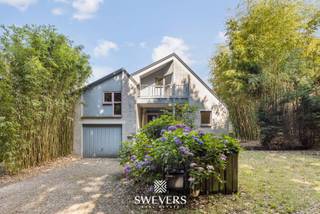 Voor meer info en foto’s, surf naar www.swevers.be – In een rustige en groene woonwijk in hartje Lummen vind je deze open bebouwing met 224...