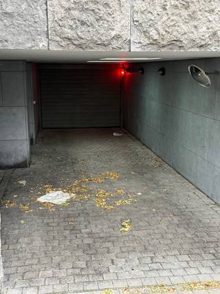 Res. Nid Clair.<br />Ruime garagebox met elektriciteit te koop in residentie Nid Clair.<br />De garage is zeer vlot bereikbaar en de inrit biedt directe toegang tot de box.<br />Heeft deze garage uw interesse gewekt? Neem dan gerust contact met ons op voor meer informatie.<br />Ref. G708 