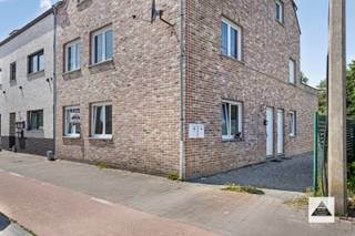 Op vlot bereikbare ligging aan de Oude Baan ligt dit gelijkvloerse appartement met 2 slaapkamers, gebouwd in 2003. Bij het appartement hoort...