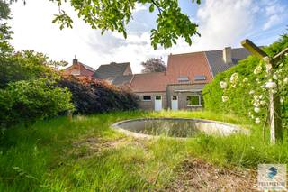 Deze GROTE gezinswoning met grote tuin op 475m² is centraal gelegen, vlakbij het centrum van Assebroek. De bewoonbare oppervlakte bedraagt maar liefst 227m². INDELING: inkom, toilet, ruime en lichtrijke woonkamer met zit-en eetplaats, ingerichte keuken met eetplaats, grote berging (aansluiting wasmachine en droogkast), grote dubbele garage met bergzolder.  Op de eerste verdieping bevinden zich vier slaapkamers, berging en badkamer met lavabo, ligbad en toilet.<br />Tweede verdieping: GROTE ruimte met mogelijkheid tot creëren EXTRA SLAAPKAMERS. Tuin met terras en 4 parkeerplaatsen.<br /><br />Contacteer PERSPECTIEF VASTGOED – 7 op 7 bereikbaar – voor meer informatie of een bezoek.<br />Bel 050/550.750 of mail naar info@perspectiefvastgoed.be.