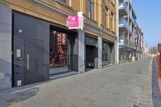 Op zoek naar een zéér ruim commercieel pand in Beveren met onmiddellijke beschikbaarheid?Dit handelspand in de Vrasenestraat biedt een totale...