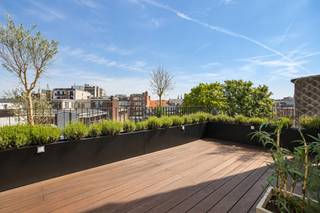 <p>Op een absolute toplocatie in het centrum van de stad bevindt zich deze schitterende duplex penthouse van ca 134 m². De combinatie van een kwalitatieve afwerking, royale buitenruimtes en een bijzondere lichtinval maakt van dit appartement een unieke stadswoning. <br /><br />U betreedt de penthouse op de vierde verdieping via de inkomhal, voorzien van een gastentoilet en vestiairekast. Vanuit de inkomhal heeft u enerzijds toegang tot de leefruimte en anderzijds tot de trap die leidt naar de bovenverdieping.<br /><br />De leefruimte met gezellige gashaard vormt het hart van de woning en geniet dankzij de talrijke raampartijen van veel natuurlijk licht. Aansluitend bevindt zich de open keuken, uitgerust met een koelkast, diepvriezer, vaatwasser, keramisch kookvuur en oven.<br /><br />Met een ruim terras van ca 35 m² aan de achterzijde en een zonnig balkon aan de voorzijde geniet u van aangename buitenruimtes met de stad als decor, midden in het centrum.<br /><br />Op de vijfde verdieping bevinden zich twee slaapkamers. De master bedroom beschikt over een praktische walk-in kledingkast. De badkamer is uitgerust met een combinatie van bad en douche en een designlavabo.<br /><br />Verder beschikt de woning over een afzonderlijke berging met aansluitingen voor wasmachine en droogkast. De doorlopende parketvloer zorgt voor een warme en stijlvolle uitstraling doorheen het appartement.<br /><br />Een privatieve kelderberging is inbegrepen. Twee autostaanplaatsen kunnen worden aangekocht aan € 45.000/stuk excl. registratiebelasting.<br /><br />Een uitzonderlijke duplex penthouse met veel licht, buitenruimtes en een centrale ligging.</p>