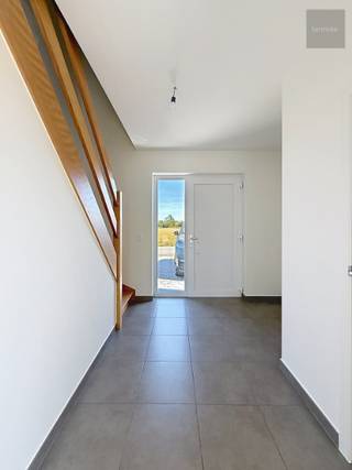 <p>Deze woning is een perfecte kans voor gezinnen die toe zijn aan een nieuw hoofdstuk en tegelijkertijd hun droomwoning willen realiseren.<br />In de rustige en groene omgeving ligt deze recente woning aan de Vijvedreef, met vlotte bereikbaarheid naar de Leie, Waregem, E17, ...<br />Met een open indeling en een gezellige ambiance is deze woning een plek waar u meteen kunt beginnen genieten.<br />De bewoonbare oppervlakten zijn ruimte- en lichtrijk, waardoor u eenvoudig uw favoriete meubels kunt plaatsen en een warme sfeer kunt creëren.<br />Indeling :<br />- inkomhall met gastentoilet<br />- lichtrijke living met schuifraam naar de tuin<br />- halfopen keuken<br />- ruime berging/wasplaats<br />- inpandige garage<br />- drie ruime slaapkamers, moderne badkamer met ligbad en douche<br />- zolder<br />- omheinde tuin met tuinhuis en terrassen<br />Troeven :<br />- rustige ligging<br />- modern en recent (2012)<br />- volledig nieuw geschilderd<br />- private tuin met twee terrassen (1 overdekt)<br />- zonwerende screens in de living<br />- parking voor de woning<br />Neem contact met ons op voor een bezoek en ontdek zelf de mogelijkheden die deze woning te bieden heeft.</p>