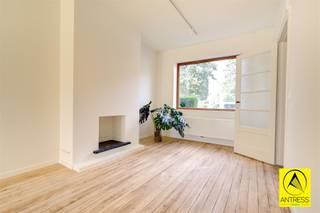 Gerenoveerde halfopen bebouwing in BoechoutDeze prachtig gerenoveerde woning, op een steenworp van het dorpscentrum van Boechout, is gelegen in de...