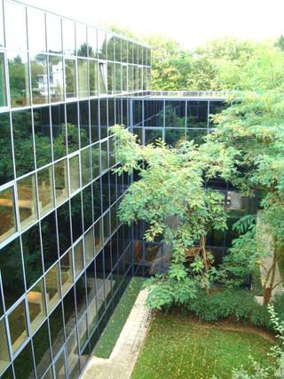 Bureaux modernes entre 440 et 1.000m² dans un immeuble de bureau qualitatif avec parking sous-terrain avec 54 places et 16 places de parking extérieures. Ratio de parking de 1/50. Excellente accessibilité en voiture grâce à la localisation à côté de l'A12 et le Ring de Bruxelles. Le bâtiment a été rénové récemment et est donc près à l'emploi. Possibilité de partager le rez-de-chaussée aménagé en restaurant et salles de réunion avec d'autres locataires.<br />Surface: 610 m².<br />Parking: 500 €/place/an.<br />Hors charges.