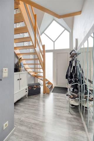 <p><span><strong>TE KOOP: Halfopen bebouwing met 3 slaapkamers te Zolder!</strong></span><br /><span>Deze halfopen bebouwing ligt in een rustige doodlopende straat, wat extra privacy en veiligheid garandeert. De woning beschikt over een ruime, lichtrijke leefruimte met eetplaats. De praktische inrichting, gecombineerd met een inpandige garage, aparte berging en een onderhoudsvriendelijke tuin met tuinhuisje, zorgt voor een aangenaam wooncomfort.</span></p><p><span>Verder beschikt de woning over drie volwaardige slaapkamers, een badkamer uitgerust met ligbad en toilet, evenals een apart gastentoilet. Buiten geniet u van een aangename tuin met tuinhuisje, ideaal voor ontspanning of hobby.</span></p><p><span><strong>Ligging:</strong></span><br /><span>De woning bevindt zich in een rustige en kindvriendelijke woonwijk van Zolder, waar rust en privacy hand in hand gaan met praktische bereikbaarheid. In de directe omgeving vindt u scholen, winkels, horecazaken en sportfaciliteiten. Voor dagelijkse verplaatsingen zijn er diverse verbindingen met het openbaar vervoer, en de belangrijkste verkeersaders zijn snel bereikbaar, waardoor zowel het centrum van Heusden-Zolder als omliggende steden vlot bereikbaar zijn.</span></p><p><span><strong>Indeling:</strong></span><br /><span>Gelijkvloers: Inkomhal, apart toilet, ruime living met eetruimte, keuken, berging en inpandige garage.</span><br /><span>Op de verdieping bevinden zich 3 slaapkamers en een badkamer met bad en toilet.</span><br /><span>Buiten is er een tuin met tuinhuisje.</span></p><p><span><strong>Troeven:</strong></span><br /><span>-Doodlopende straat!</span><br /><span>-3 volwaardige slaapkamers!</span><br /><span>-Inpandige garage!</span><br /><span>-Rustige en centrale ligging met voorzieningen dichtbij!</span><br /><span>-Steenoven in het tuinhuisje!</span></p><p><span><span><strong>EPC C met certificaatnummer 20251201-0003746826-RES-2</strong></span></span><br /><span><span><strong>P-score: D</strong></span></span><br /><span><span><strong>G-score: A</strong></span></span></p><p><span><strong>Niet gelegen in signaalgebied, niet gelegen in een afgebakende oeverzone of een afgebakend overstromingsgebied.</strong></span><br /><span><strong>Stedenbouwkundige info: woongebied – geen dagvaarding – geen voorkooprecht – bouwvergunning </strong></span><br /><span><strong>*Bron bewoonbare oppervlakte EPC</strong></span></p>