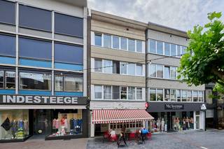 <h1><span>Te koop – Opbrengsteigendom met handelsgelijkvloers en 3 appartementen op toplocatie in Genk</span></h1>
<p><strong><span>Stationsstraat 18 – 3600 Genk</span></strong><br /><strong><span>Vraagprijs: € 579.000<br /></span></strong><span>Bent u op zoek naar een veelzijdige investering met een uitstekende ligging dan biedt dit opbrengsteigendom in het hart van Genk een prima opportuniteit. Het gebouw combineert een handelsgelijkvloers met drie volwaardige appartementen, waardoor het uitermate geschikt is als investering met zéér aantrekkelijk verhuurpotentieel.</span></p>
<h2><span>Handelsgelijkvloers</span></h2>
<p><span>Het handelsgelijkvloers beschikt over een bruikbare oppervlakte van </span><strong><span>80,5 m²</span></strong><span> en wordt aangevuld met een </span><strong><span>achterliggende veranda van 16 m²</span></strong><span>, die extra functionele ruimte biedt. Verder is het handelspand uitgerust met een </span><strong><span>ingerichte keuken.</span></strong></p>
<h3><span>Indeling handelsruimte</span></h3>
<ul>
<li><span>Handelsruimte van 80,5 m²</span></li>
<li><span>Veranda van 16 m²</span></li>
<li><span>Keuken</span></li>
</ul>
<h2><span>Drie identieke appartementen</span></h2>
<p><span>Op de eerste, tweede en derde verdieping bevindt zich telkens een ruim appartement met een </span><strong><span>bewoonbare oppervlakte van circa 80 m²</span></strong><span> en een </span><strong><span>terras van 6 m²</span></strong><span>.</span></p>
<p><span>Elk appartement is praktisch ingedeeld en omvat:</span></p>
<ul>
<li><span>Inkomhal met vestiaire</span></li>
<li><span>Gastentoilet</span></li>
<li><span>Ruime en lichtrijke woonkamer</span></li>
<li><span>Keuken</span></li>
<li><span>Nachthal</span></li>
<li><span>Badkamer</span></li>
<li><span>Twee slaapkamers</span></li>
<li><span>Terras van 6 m²</span></li>
</ul>
<p><span>Dankzij deze doordachte indeling zijn de appartementen bijzonder aantrekkelijk voor een brede doelgroep van huurders.<br />Het bovenste appartement dient gerenoveerd.</span></p>
<h2><span>Technische kenmerken</span></h2>
<ul>
<li><span>Centrale verwarming via radiatoren</span></li>
<li><span>Centrale CV-installatie op mazout</span></li>
<li><span>Combinatie van handelsruimte en residentiële appartementen</span></li>
<li><span>Interessant investeringspand met diverse gebruiksmogelijkheden</span></li>
<li><span>Het pand beschikt over een <strong>kelder van circa 40 m²</strong>, ideaal als opslag- of archiefruimte.</span></li>
</ul>
<h2><span>Troeven</span></h2>
<ul>
<li><span>Centrale ligging in de Stationsstraat, nabij winkels, horeca en openbaar vervoer</span></li>
<li><span>Handelsruimte met uitstekende visibiliteit</span></li>
<li><span>Drie ruime tweeslaapkamerappartementen</span></li>
<li><span>Ideaal als opbrengsteigendom of investering met toekomstpotentieel</span></li>
</ul>
<p><strong><span>Vraagprijs: € 579.000</span></strong></p>
<p><span>Voor meer info en/of een bezichtiging: info@jansenrealestate.be of 011/39 90 50</span></p>