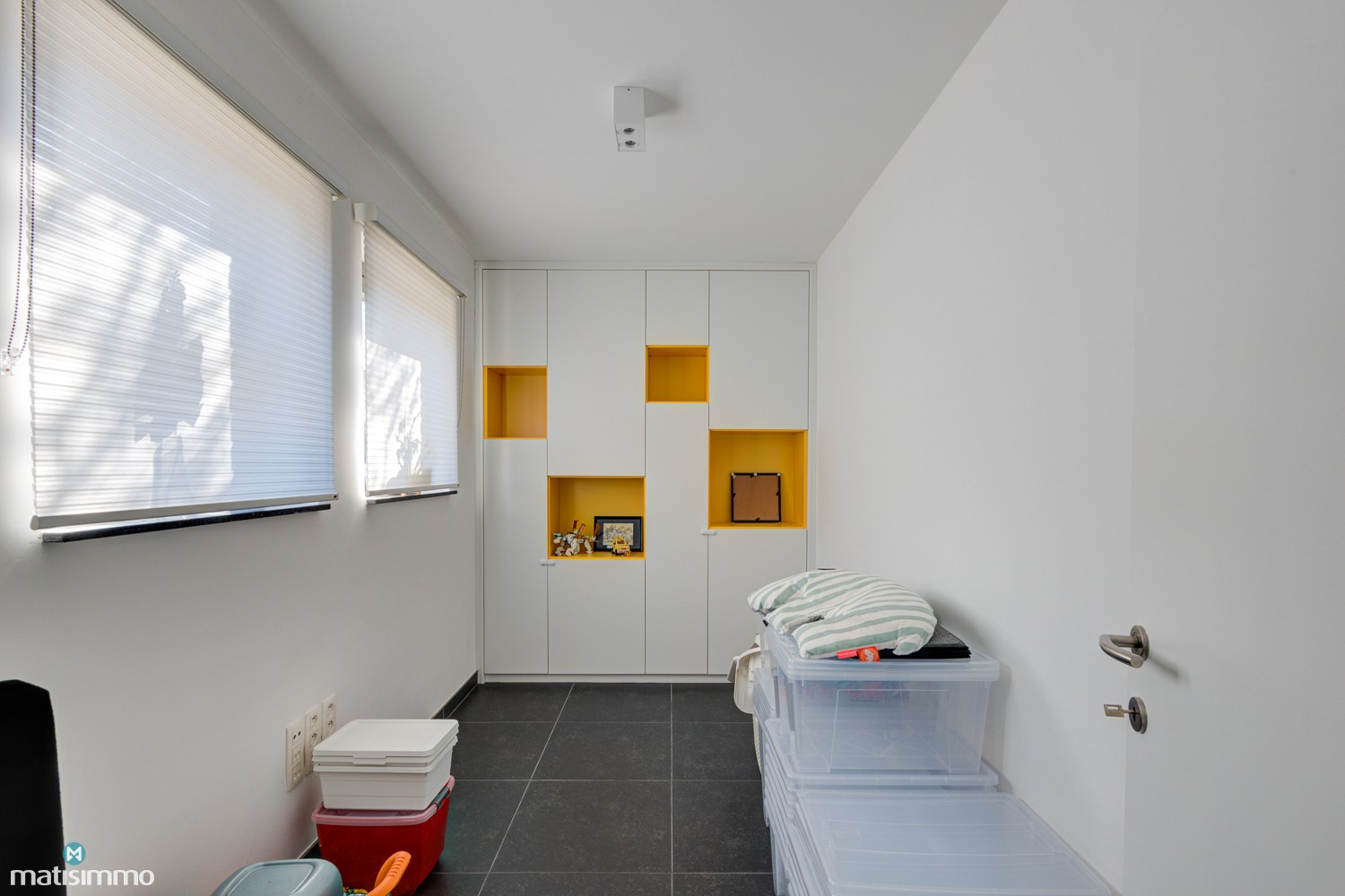 RUIME NIEUWBOUWWONING MET 3 SLAAPKAMERS, TUIN EN CARPORT MET AUTOMATISCHE POORT NABIJ HET CENTRUM VAN BILZEN - foto 5