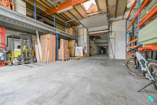Gunstig gelegen werkplaats / magazijn met bureelruimte en diverse parkeergelegenheid. Het gebouw bestaat uit het oorspronkelijke magazijn met garagebox daterende van 1951. Beiden werden geüpgraded naar de huidige normen. In 2009 werd nog een werkplaats toegevoegd met o.a. kitchenette, sanitair en een bureelruimte. Verwarming aanwezig in o.a. bureel en werkplaats (warmtepomp + aardgas) | Nuttige binnen oppervlakte ca. 430m² atelier/opslagplaats op gelijkvloers
<ul>
<li>Ca. 80m² opslagplaats op verdiepen</li>
<li>Ca. 40m² ontvangst, bureel, kitchenette, toilet</li>
<li>RUP Bosmolens centrumzone 02 van toepassing (zie voorschriften hieronder bij documenten). Opslagplaatsen, werkplaatsen en niet hinderlijke ambachtelijke activiteiten indien deze verenigbaar zijn met de woonfunctie en de onmiddellijke omgeving worden toegelaten.</li>
</ul>
<h2>Troeven</h2>
<ul>
<li>Werkplaats met bureel</li>
<li>Diverse parkeermogelijkheden</li>
<li>Mogelijkheid tot overname zeecontainer voor extra stockagemogelijkheden</li>
<li>Divers maatmeubilair</li>
<li>Alarmsysteem</li>
<li>3 x regenwater aanwezig</li>
<li>Drijfkracht aanwezig</li>
<li>Perslucht aanwezig</li>
</ul>
<h2>Benieuwd?</h2>
Laurence (BIV 514.501) organiseert de bezoeken, mits het maken van een afspraak.<br /><br /><em>Verkoop via Bordes, met Laurence, al jaren marktleider in vastgoed in Izegem en de omliggende gemeenten. Met de glimlach, met de sleutel en met veel goesting.</em>