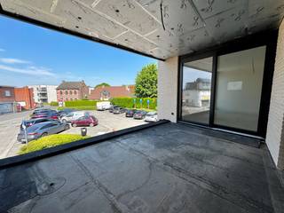 Ontdek dit exclusieve nieuwbouwproject in het centrum van Assenede, op de hoek van de Diederikstraat en de Kriekerijstraat. Dit kleinschalige project omvat vijf stijlvolle appartementen en twee moderne woningen, waarbij comfort, energiezuinigheid en een hoogwaardige afwerking centraal staan. Elke entiteit beschikt over een private parkeerplaats en bewoners kunnen gebruikmaken van een gemeenschappelijke fietsenberging. Bovendien krijgt u als koper nog de vrijheid om zowel de keuken als de badkamermeubels volledig naar eigen smaak samen te stellen, zodat uw nieuwe thuis perfect aansluit bij uw persoonlijke woonwensen.<br /><br />Dit ruime appartement op de eerste verdieping beschikt over een bewoonbare oppervlakte van 123,59 m² en combineert een lichtrijke leefruimte met open keuken met 2 ruime slaapkamers en een doordachte indeling.<br /><br />Via de leefruimte bereikt u het aangename terras van 11,73 m², waar u in alle rust kunt genieten van de buitenlucht.<br /><br />Het appartement is bereikbaar met de lift en biedt alle comfort voor wie centraal en zorgeloos wil wonen.<br /><br />Meer info of een bezoek? Bel WIJSvastgoed +32 9 395 80 10 !
