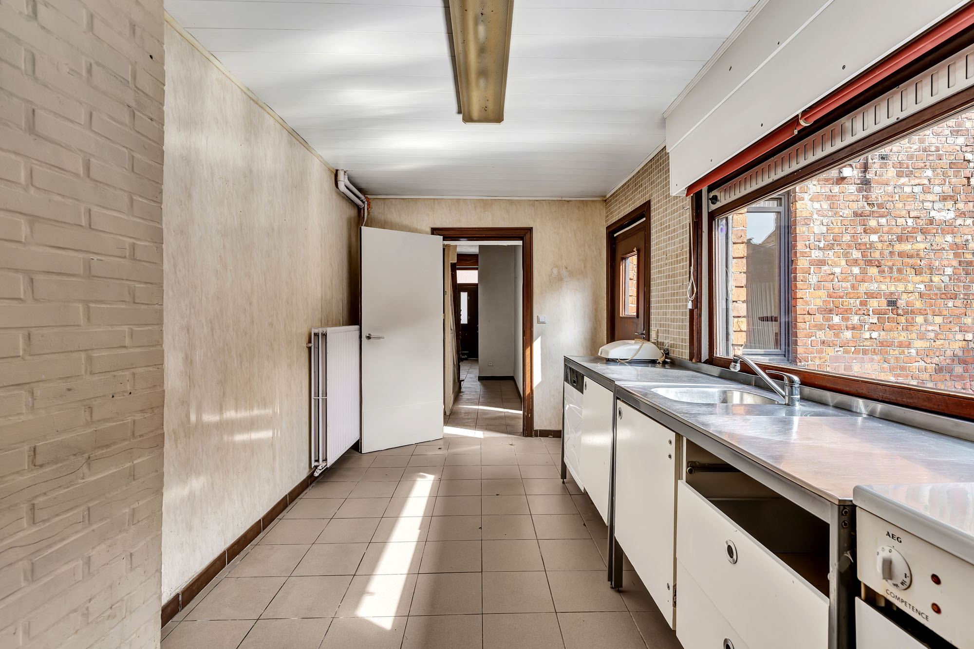 Te renoveren halfopen woning met veel potentieel - foto 5