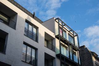 <p>Op een absolute toplocatie in het centrum van de stad bevindt zich deze schitterende duplex penthouse van ca 134 m². De combinatie van een kwalitatieve afwerking, royale buitenruimtes en een bijzondere lichtinval maakt van dit appartement een unieke stadswoning. <br /><br />U betreedt de penthouse op de vierde verdieping via de inkomhal, voorzien van een gastentoilet en vestiairekast. Vanuit de inkomhal heeft u enerzijds toegang tot de leefruimte en anderzijds tot de trap die leidt naar de bovenverdieping.<br /><br />De leefruimte met gezellige gashaard vormt het hart van de woning en geniet dankzij de talrijke raampartijen van veel natuurlijk licht. Aansluitend bevindt zich de open keuken, uitgerust met een koelkast, diepvriezer, vaatwasser, keramisch kookvuur en oven.<br /><br />Met een ruim terras van ca 35 m² aan de achterzijde en een zonnig balkon aan de voorzijde geniet u van aangename buitenruimtes met de stad als decor, midden in het centrum.<br /><br />Op de vijfde verdieping bevinden zich twee slaapkamers. De master bedroom beschikt over een praktische walk-in kledingkast. De badkamer is uitgerust met een combinatie van bad en douche en een designlavabo.<br /><br />Verder beschikt de woning over een afzonderlijke berging met aansluitingen voor wasmachine en droogkast. De doorlopende parketvloer zorgt voor een warme en stijlvolle uitstraling doorheen het appartement.<br /><br />Een privatieve kelderberging is inbegrepen. Twee autostaanplaatsen kunnen worden aangekocht aan € 45.000/stuk excl. registratiebelasting.<br /><br />Een uitzonderlijke duplex penthouse met veel licht, buitenruimtes en een centrale ligging.</p>