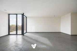 <p><span>Ruim en lichtrijk appartement met 1 slaapkamer.</span></p><p><span> </span></p><p><span>Met 86,32 m² bewoonbare oppervlakte biedt dit appartement op de tweede verdieping verrassend veel ruimte. Het appartement beschikt over 1 slaapkamer en een aangenaam terras van 10,70 m².</span></p><p><span> </span></p><p><span>De keuken kan nog vrij gekozen worden binnen het voorziene budget van 12.500 euro excl. btw. Hierdoor bepaalt de koper zelf de uitstraling van één van de belangrijkste ruimtes in de woning.</span></p><p><span> </span></p><p><span>De combinatie van vloerverwarming, koeling via geothermie, ventilatie D en E-peil 10 zorgt voor een comfortabel en duurzaam woongevoel met vrijstelling van het KI in de eerste 5 jaar.</span></p><p><span> </span></p><p><span>6% BTW tarief mogelijk!</span></p><p><span> </span></p><p><span>Een ruime woonst met sterke verhuur- en woonkwaliteiten.</span></p><p><span> </span></p>