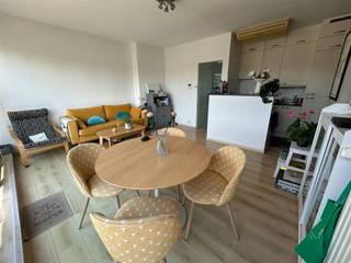 <p>Idéalement situé dans la Brusselsestraat, en plein cœur du centre animé de Louvain, ce charmant appartement se trouve au quatrième étage. Grâce à sa position en hauteur, vous bénéficiez d'une belle luminosité et d'une sensation d'espace et d'ouverture. L'agréable pièce à vivre communique avec la cuisine et donne accès à une terrasse merveilleusement spacieuse, l'endroit idéal pour se détendre ou profiter d'un moment ensoleillé en toute tranquillité.</p><p>L'appartement dispose d'une chambre spacieuse et d'une deuxième pièce actuellement aménagée en bureau, mais qui peut également parfaitement servir de deuxième chambre compacte, de dressing ou d'atelier de loisirs. La salle de bains est équipée de branchements pour une machine à laver et un sèche-linge, tandis que les toilettes séparées offrent un confort supplémentaire.</p><p>Avec son emplacement central, sa lumière naturelle abondante, son agencement pratique et son agréable espace extérieur, cet appartement est un excellent choix pour ceux qui recherchent un cadre de vie confortable au cœur de Louvain, à quelques pas des commerces, des restaurants, des transports en commun et de l'université.</p><p>Vous souhaitez visiter les lieux ou simplement obtenir plus d'informations ? Avec plaisir ! Envoyez-nous un e-mail à : verhuur@connect-immo.be ou n’hésitez pas à appeler le 0470 59 65 44 <br />Prix : 1 200 €/mois + 200 € de charges + électricité/Internet à souscrire à titre privé.<br />Disponible à partir du 15 septembre<br />étage supérieur</p>