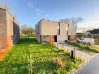 <br />Deze MODERNE en ENERGIEZUINIGE GEZINSWONING bevindt zich op een UITSTEKENDE LIGGING in Gavere (Baaigem). De woning werd GEBOUWD IN 2022 en biedt een COMFORTABELE WOONBELEVING dankzij haar KWALITATIEVE MATERIALEN, LICHTRIJKE RUIMTES en DOORDACHTE INDELING. Door de aanwezigheid van ZONNEPANELEN en EPC LABEL A geniet u bovendien van ZEER LAGE ENERGIEKOSTEN, wat deze woning niet alleen TOEKOMSTGERICHT maar ook FINANCIEEL AANTREKKELIJK maakt.<br />Op het gelijkvloers betreedt u de woning via de inkomhal met gastentoilet en berging, waarna u doorloopt naar de ruime, lichtrijke woonkamer met open ingerichte keuken. De nachthal op de verdieping geeft toegang tot 3 volwaardige slaapkamers, een moderne badkamer en een 2de toilet.<br />Buitenshuis beschikt de woning over een onderhoudsvriendelijke tuin met zonnig terras, perfect om in alle rust te genieten. Daarnaast is er een ruime oprit aanwezig.<br /><br /><strong>!!Verkoop onder registratierechten!!</strong><br /><br />Adres: Baaigemstraat 267A, 9890 Gavere<br /><br />EPC: 43 kWh/m², G-score A en P-score B, Geen renovatieverplichting van toepassing