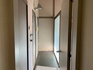 Dit appartement biedt, dankzij zijn centrale ligging, alle mogelijkheden richting openbaar vervoer, lokale handelaars en scholen. <br /><br />Bij het binnenkomen is er een vestiaire met aansluitend een gastentoilet. Verder is er ook een zeer ruime berging. De geïnstalleerde keuken biedt toegang tot het zonnige terras. De vele ramen in de leefruimte zorgen voor een enorm ruimtegevoel d.m.v. het natuurlijk lichtinval. Aanpalend zijn er 2 slaapkamers en een badkamer met enkele wastafel, toilet en ligbad. <br /><br />Bij het appartement hoort ook een garage.<br /><br />Kortom, een pareltje in centrum Izegem.<br /><br />Het appartement wordt verkocht aan een startprijs van €249.000. Elk bod boven deze startprijs wordt voorgelegd aan de verkoper(s).<br /><br />