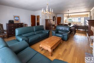 <p>Uitzonderlijke woning met veel potentieel op een centrale locatie <br />Deze zéér grote en karaktervolle woning is gelegen in Houtem, een gezellige en rustige deelgemeente van Vilvoorde. Het pand bestaat uit een huis (nu ingedeeld in verschillende units), een zeer diepe garage/loods (120m2), een magazijn/opslagruimte (52m2), een achterliggend kantoor/leefruimte en toffe, grote tuin. <br />De poort van de garage is automatisch te openen via een afstandsbediening en is met zijn 3m30 breedte en 3m hoogte hoger dan een standaard poort waardoor er met gemak meerdere wagens of bestelwagens in kunnen. Dit is dan ook een uitstekende opportuniteit voor mensen die een veelzijdige woning zoeken en voor aannemers of zelfstandigen die opslag en voldoende parkeerruimte nodig hebben. <br /><br />We betreden het voorhuis via de prachtige gang met authentieke elementen, waaronder charmante patroontegels, gewelven en authentieke deuren. Rechts van de trap vinden we een ruime kamer, op dit moment ingericht als leefruimte, keuken en eetkamer. Achterliggend is nog een doorgang naar het achterhuis/garage met een toiletje, aansluitingen voor wasmachine en droogkast en toegang tot de kelder.</p>
<p>Op de eerste verdieping van het voorhuis bevindt zich een volledig ingericht appartement. Het toffe appartement bestaat uit een riante inkomhal, twee zeer ruime slaapkamers waarvan één met aansluitend een nette badkamer voorzien van een douche-cabine, lavabo en toilet. Verder zijn er nog een lichtrijke woonkamer, eetkamer en open keuken met aansluitend een aangelegd terras. Via het terras betreden we het plat dak waar nog een werkruimte/opbergruimte te vinden is. <br /><br />Op de tweede verdieping van het voorhuis hebben we nog 3 slaapkamers van aanzienlijke grootte en opnieuw een mooi verzorgde badkamer met douche-cabine, toilet en lavabo. <br /><br />Naast de voordeur bevindt zich een zeer grote poort die toegang biedt tot de hoge en heel diepe garage, dit geeft de opportuniteit om meerdere wagens of camionettes binnen te parkeren. Via de garage bereik je een praktisch magazijn waar heel wat opbergruimte is voor materialen te stockeren, alsook een extra ruimte die op dit moment gebruikt wordt als leefruimte en voorzien is van een keuken met industriële look. Deze kan dus perfect als kantoor of vergaderruimte gebruikt worden. Zowel via de achterliggende leefruimte en de garage kan je de rustgevende tuin bereiken die onlangs nog werd uitgebreid.</p>
<p>Kortom is dit een fantastisch huis dat eruit springt met zijn karakteristieke elementen en een uitstekende opportuniteit is voor mensen die een grote en mooie woning zoeken met zeer veel ruimte en mogelijkheden. Perfect te gebruiken als kangoeroewoning of voor zelfstandigen die hun magazijn en garage graag inpandig in hun woning hebben.<br />Aarzel niet en vraag je afspraak aan via Nicky@immosir.be of 0465 09 16 10.</p>