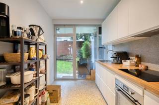 <p><span>Knus gerenoveerd éénslaapkamerappartement met zonnige tuin nabij de Fruithoflaan</span><span><br /><br />Dit instapklare appartement bevindt zich op het gelijkvloers van een goed onderhouden en kleinschalig gebouw. Het appartement ligt om de hoek van de Fruithoflaan met tal van winkels zoals Delhaize, delicatessewinkel Atelier N°11, slagerij Finebek, enz. Met een velostation, de bus, de tram en grote verbindingswegen om de hoek geraak je bovendien vlot op je bestemming.<br /><br />INDELING<br />Wandel binnen via de inkomhal met ingemaakte vestiairekast en apart gastentoilet. Het appartement heeft dankzij de centrale inkomhal, die alle ruimtes met elkaar verbindt, een aangename flow.</span></p><p><span>Aan de voorzijde ligt de gezellige en lichtrijke leefruimte (30,5 m</span><span><sup>2</sup></span><span>) op parketvloer met een schuifraam naar de voortuin toe. <br />Achteraan bevindt zich de vernieuwde keuken, voorzien van vaatwas, ingebouwde koelkast met vriesvak en keramisch vuur met dampkap. Van hieruit stap je zo in de zonnige tuin (60 m²) waar je zalig van de avondzon kan genieten.<br />Ook de ruime slaapkamer (16 m²) is rustig gelegen aan de achterzijde van het gebouw. <br />De badkamer is uitgerust met een inloopdouche, lavabomeubel en aansluitingen voor wasmachine en droogkast.<br />Tot slot beschik je nog over een ruime privatieve kelderberging.<br /><br />Maandelijkse provisie €170 (water en verwarming (gas) van het appartement, elektriciteit gemene delen, jaarlijks onderhoud cv-ketel, kleine onderhoudskosten, reservefonds, blokpolis verzekering, elek. gemene delen, ...)<br /><br />BIJZONDERHEDEN<br />- Kleinschalig gebouw<br />- Centrale ligging (mobiscore 9,4/10)<br />- Rustige tuin<br />- Ruime kelderberging<br /><br /></span></p><p><span> </span></p>