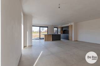 HELDERGEM - Deze prachtige en tijdloze nieuwbouwwoning kunt u vinden op de verbindingsweg tussen Haaltert en Heldergem. De woning werd gebouwd met oog voor detail en afgewerkt met kwalitatieve materialen, waardoor comfort en stijl hier naadloos samenkomen. Bovendien is deze woning bijzonder energiezuinig dankzij vloerverwarming, een warmtepomp, zonnepanelen, een ventilatiesysteem en hoogrendementsglas. <br /><br />Bij het betreden van de woning komt u terecht in een verzorgde inkomhal met gastentoilet. Vanuit de hal heeft u toegang tot de praktische berging/wasruimte en de ruime inpandige garage. Verder leidt de woning u naar de lichtrijke leefruimte, waar grote raampartijen zorgen voor een mooie verbinding met de tuin. De open, volledig uitgeruste keuken is de ideale plek om samen te genieten met familie en vrienden.<br /><br />De leefruimte geeft uit op een aangelegd terras en de tuin, waar u in alle rust kan ontspannen en genieten. Daarnaast is er voldoende parkeergelegenheid voorzien, wat het wooncomfort extra versterkt.<br /><br />Op de eerste verdieping bevinden zich, naast de nachthal en een apart toilet, een douchekamer en drie volwaardige slaapkamers. De master bedroom beschikt over een ensuite badkamer, uitgerust met alle moderne voorzieningen.<br /><br />Een extra troef is de volledig afgewerkte zolder, bereikbaar via een vaste trap. Deze veelzijdige ruimte kan perfect dienen als extra slaapkamer, bureau, hobbyruimte of speelkamer.<br /><br />Ook de ligging is een belangrijk pluspunt: centraal en vlot bereikbaar, met invalswegen, openbaar vervoer en scholen in de nabije omgeving. U geniet hier van een aangename woonomgeving zonder in te boeten aan bereikbaarheid.<br /><br />Kortom, bent u op zoek naar een ruime, energiezuinige woning met alle hedendaags comfort? Aarzel dan niet en plan vandaag nog uw bezoek.<br /><br />Aankoop onder gesplitst stelsel:<br />Grondwaarde: €140.000 (registratierechten 12%)<br />Constructiewaarde: €355.000 (21% BTW )<br />Totaal incl. btw, excl. kosten en excl. notariskosten: €586.350,00