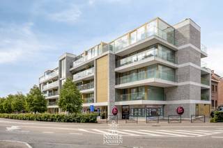 Dit luxueus penthouse op de derde en vierde verdieping is ruim en praktisch ingedeeld, met lichtrijke leefruimtes die zorgen voor een open...