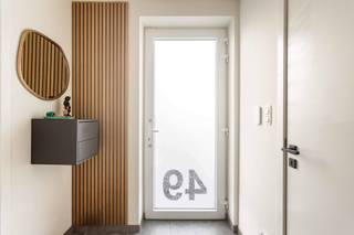 Deze prachtige woning, gebouwd in 2019, is gelegen in een rustige en kindvriendelijke wijk dichtbij het station van Schendelbeke. Met een moderne afwerking en tal van energiezuinige voorzieningen is dit de ideale thuis voor wie comfortabel en duurzaam wil wonen.<br /><br />Via de inkomhal kan je direct naar het bureau dat kan gebruikt worden voor een vrij beroep of praktijkruimte. Deze inkomhal is voorzien van een gastentoilet. Via een glazen deur bereiken we de living met eetplaats en een open keuken die uitkijkt op de tuin. De keuken is volledig uitgerust met voldoende opbergruimte. Dankzij het grote schuifraam kan je genieten van veel natuurlijk licht en er is een directe verbinding met het terras en de tuin.<br /><br />Op de eerste verdieping zijn er 3 slaapkamers en een ruime badkamer voorzien.<br />Via de vaste trap bereiken we de zolderverdieping waar er tevens een afgewerkte slaapkamer voorzien is met 2 bergingen.<br /><br />De parking is voorzien van een carport, waar een mogelijkheid is om een laadpaal te installeren.<br /><br />Deze woning is voorzien van alle moderne comfort, waaronder airconditioning, zonnepanelen, screens en vliegenramen, wat bijdraagt aan een aangenaam en energiezuinig woonklimaat.<br /><br />De ligging is een absolute troef: rustig en toch dicht bij het station, waardoor je vlot toegang hebt tot openbaar vervoer. Ook winkels, scholen en andere voorzieningen zijn makkelijk bereikbaar.<br /><br />Interesse? Neem contact op met Isabelle Marginet: 0498/10.69.56 of isabelle@cornelis-partners.be