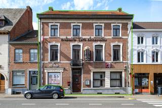 Dit mooie statige pand in het midden van de stationsstraat van Landen heeft heel wat te bieden.<br />Het voormalige Leffe café met enorm veel oppervlakte en een feest/fuifzaal van maar liefst 334m² zoekt een nieuwe uitbater of een investeerder met ideeën.<br />Het pand is beschikbaar voor allerhande doeleinden en dient niet opnieuw een HORECA gelgenheid te blijven.<br />Dit perceel van bijna 10are in het centrum kan uiteraard vrij ingedeeld worden.<br />In het café is alles nog aanwezig, van toog tot tafels, bar, koelkasten, noem maar op.<br /><br />Achter het café, via een aparte ingang komen we uiteraard in de feestzaal terecht.<br />Ook deze zaal met volledig ingerichte toog en industriële keuken staat te wachten op een volgende gelegenheid.<br />Deze feestzaal is Vlarem2 gekeurd en conform.<br />Via de feestzaal en keuken zijn er aparte uitgangen naar de buitenparking achteraan.<br />Deze parking of binnenruimte kan gemakkelijk 10 wagens stallen. <br /><br />De verschillende verdiepen van dit pand tellen aparte kamers. Deze kamers werden ingericht als vergaderzalen met aparte keuken/kitchenette en een liftdeur tot op het gelijkvloers.<br /><br />Zolder is er uiteraard ook over de ganse oppervlakte van het pand, de zolder werd op dit moment niet benut.<br /><br />Ben je benieuwd naar dit pand of zie je jouw project hier tot leven komen, aarzel dan niet en neem contact met ons op.<br />