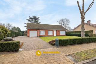 Deze charmante woning met landelijke karaktereigenschappen is gelegen in Wachtebeke, vlakbij het geliefde provinciedomein Puyenbroeck.<br />Het combineert rust, ruimte en comfort. De woning beschikt over <strong>3 volwaardige slaapkamers</strong>. De afgewerkte <strong>keuken vormt het hart van de woning en sluit aan bij de gezellige leefruimtes</strong>. <br /><br />Buiten geniet u van een <strong>groene, rustige tuin</strong>, perfect om in alle privacy te ontspannen. Bovendien zijn er voldoende parkeermogelijkheden en een <strong>garage</strong>, wat zorgt voor extra gemak.<br />Met een <strong>EPC-score D</strong> biedt deze woning een solide basis en tal van mogelijkheden.<br />De ligging nabij natuur, recreatie en belangrijke verbindingswegen maakt dit een ideale thuis voor wie rust en <strong>bereikbaarheid</strong> wil combineren.<br /><br />Troeven en info<br />- Gelegen in Wachtebeke, nabij Puyenbroeck<br />- Landelijke, charmante woning<br />- 3 slaapkamers<br />- Groene, rustige tuin<br />- Voldoende parkeergelegenheid en garage<br />- EPC: D<br />- EK conform<br />- Airco<br />- Alarm<br />- Rustige ligging met vlotte bereikbaarheid<br /><br />Interesse of vragen? Gelieve te bellen naar <strong>0492 97 47 00</strong> of mail naar nathalie@immomamo.be<br /> 