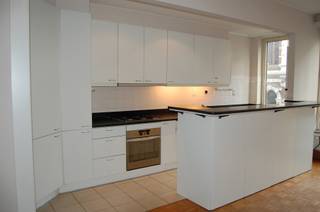 1STE VERDIEPING<br />Inkomhal op keramische tegel met apart toilet, <br />Lichte woonkamer op parket.<br />Halfopen keuken met kookplaat, oven, koelkast en vaatwasser.<br />2 Slaapkamers.<br />Badkamer met douche, lavabo en aansluiting voor wasmachine.<br />Balkon met opbergkast.<br /><br />BESCHIKBAAR VANAF 1 oktober 2026<br /><br />BIJZONDERHEDEN<br />Kelder, lift.<br />Huurprijs inclusief water, geen gemeenschappelijke kosten.