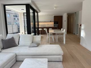 <strong>SINT-AMANDUS ZWEVEGEM Appartement 1.4 | 3 slaapkamers | 6% BTW mogelijk</strong><br /><br />Residentie Sint-Amandus biedt modern en comfortabel wonen op een toplocatie in het centrum van Zwevegem. De lichtrijke appartementen zijn afgewerkt met kwalitatieve, duurzame materialen en uitgerust met energiezuinige technieken. Dankzij de royale zuidwestgerichte terrassen geniet je van zicht op de groene binnentuin en ervaar je rust midden in het bruisende centrum.<br /><br /><strong>Indeling van dit appartement</strong>: <strong>ruime leefruimte </strong>met <strong>open keuken </strong>en <strong>eiland</strong>, een <strong>eetplaats</strong>, een <strong>zithoek</strong>, <strong>2 terrassen</strong>, <strong>2 badkamers</strong>, <strong>3 slaapkamers</strong>, een <strong>apart toilet </strong>en een <strong>ruime berging</strong>. <br /><br /><strong>Troeven</strong>: ✔ Toplocatie centrum Zwevegem ✔ Energiezuinige technieken ✔ Zuidwestgericht terras met zicht op groene binnentuin ✔ 6% BTW mogelijk ✔ Kwalitatieve afwerking met duurzame materialen<br /><br /><br /><strong>Interesse of wenst u een rendementsberekening op maat?</strong> Neem vandaag nog contact op en wij begeleiden u graag van A tot Z.<br />📞 Simon 0471 547 642 | simon@dekeyser.immo 📞 Leopold 0499 618 354 | leopold@dekeyser.immo<br /><br />Deze prijs is exclusief kosten