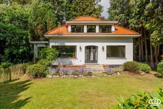 Charmante woning nabij het centrum van Heide-Kalmthout, met o.a. 3 slaapkamers, 2 badkamers, knusse en lichtrijke leefruimte, open ingerichte...