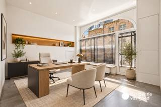 Herenhuis met handelsruimte &amp; wellness in Nieuwpoort-Stad<br /><br />In het centrum van Nieuwpoort-Stad bevindt zich dit gerenoveerde herenhuis (2015) met handels-/kantoorruimte, 4 slaapkamers en een bewoonbare opp. van 254 m². De woning beschikt over een lichtrijke leefruimte, volledig uitgeruste keuken met BOSCH-toestellen, luxueuze wellnessruimte (sauna, jacuzzi, inloopdouche) en 2 terrassen (± 36 m²).<br /><br />De vermelde prijs is een richtprijs. Elk bod, hoger of lager dan deze prijs wordt voorgelegd aan de eigenaar, die zich het recht voorbehoudt om dit te aanvaarden of te weigeren.<br /><br />Energiezuinig met EPC B, hoogrendementsglas, dak- en muurisolatie en geen renovatieplicht. Ideaal voor wie wonen en werken wil combineren op een topligging aan de kust.<br /><br />📞 Contacteer ons voor meer info of een bezoek.<br /><br />Neem voorsprong met een vrijblijvende en gratis schatting van uw eigendom via:<br />http://www.residentievastgoed.be/gratisonlineschatten<br /><br />(Ref. NI27013)