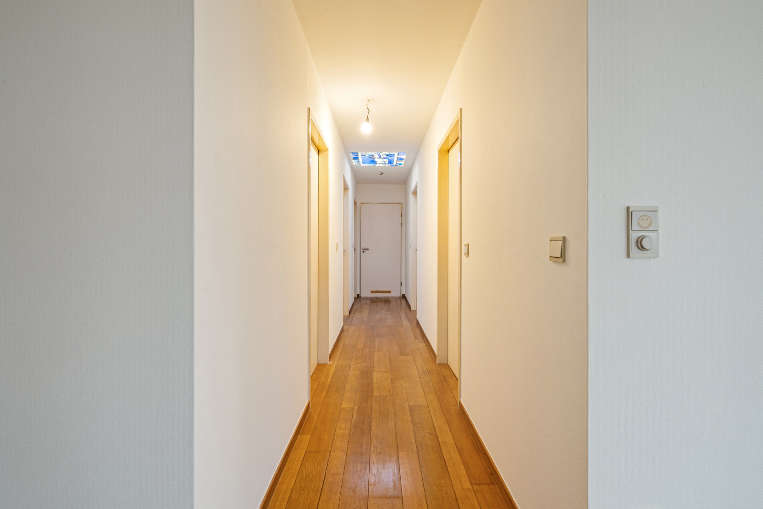 Ruim en lichtrijk op te frissen appartement (138 m²)met autostaanplaats op dakverdieping te Hasselt. - foto 5