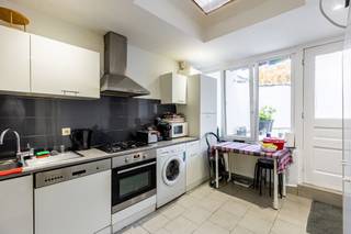 🏡 TE KOOP – Prachtige duplex met 2 slpk + koer/tuin in Schaarbeek – Plaskywijk<br /><br />We Invest Brussel-Europa biedt u dit appartement aan, gelegen in de Gustave Fussstraat 24 te 1030 Schaarbeek, in het hart van de zeer gegeerde Plaskywijk.<br /><br />✨ Een ideaal pand voor investeerders, dat onmiddellijke rendementen combineert met een topligging.<br /><br />🔹 Indeling :<br />1 appartement op het gelijkvloers en in de kelder met koer/tuin en bijgebouw<br />Bergingsruimtes<br /><br />🔧 Technische aspecten<br />EPC: G<br />Elektriciteit niet conform<br /><br />📍 Een uiterst gegeerde buurt<br />Gelegen op een steenworp van de Avenue Plasky, geniet het pand van een dynamische en populaire omgeving:<br />🚋 Uitstekende verbinding met het openbaar vervoer (tram, bus, snelle toegang tot het centrum en de Europese wijk)<br />🛍 Talrijke winkels, supermarkten, restaurants en diensten<br />🌳 Nabijheid van parken, scholen en internationale instellingen<br />🚗 Snelle toegang tot de grote verkeersassen en de NAVO / Europese wijk<br /><br />Een buurt met een zeer sterke vraag naar huurpanden, ideaal voor een veilige investering.<br /><br />📞 Bezoeken enkel op afspraak met :<br />Rebecca Hallal<br />We Invest Bruxelles-Europe<br />📱 Tél. : +32 472 12 62 42<br />📧 Email : bruxelles.europe@weinvest.be<br /><br />👉 Volledig dossier, huurinkomsten en voorwaarden op aanvraag.<br />Andere panden te koop in Schaarbeek te ontdekken op WeInvest.be