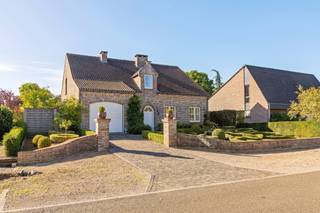 Degelijke en ruime gezinswoning in de groene rand rond Halen. In deze ruime woning van 216m² (Bron opp. EPC) geniet u van de rust & privacy in...