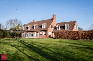 Ruime villa naar de hand van architect Jacques Viérin, bestaande uit inkomhal, living met open haard en parket, eetplaats, keuken, wasplaats,...