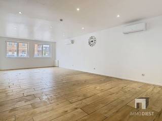 TE KOOP IN CENTRUM PAAL: Centraal gelegen handelspand van 77 m² met warmtepomp (warmen + koelen).Op zoek naar een commercieel pand op een...