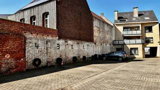 Autostaanplaats gelegen te Vrijheidsplein - plaats 2 - huurprijs: €50/ maand - beschikbaar: in overleg