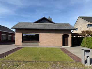 Gelijkvloerse, energiezuinige woning met 3 slaapkamers. Deze uitstekend onderhouden en energiezuinige gelijkvloerse woning is rustig gelegen in...