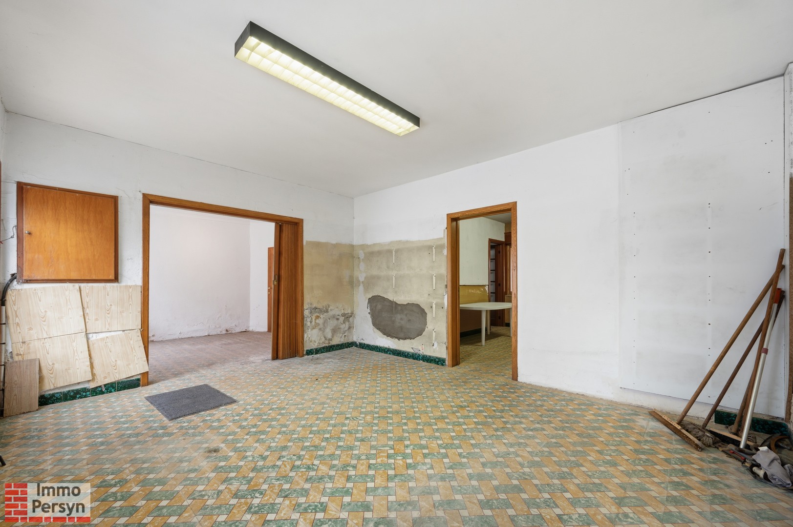 Te renoveren woning met zuidtuin en achteringang met garages - foto 4