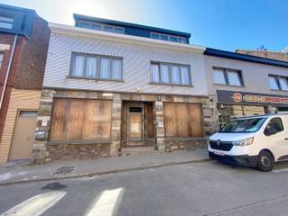 Voor meer informatie of een bezoek, mail naar verhuurwest@living-stone.beGunstig gelegen commercieel gelijkvloers (239m²) met kelder.Het commercieel...