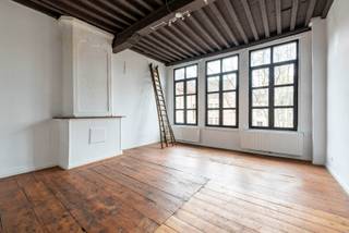 Dit eigenzinnig kantoor op de Stadswaag combineert historisch karakter met modern comfort. De ruimte maakt deel uit van een historisch pand dat een totaalrenovatie onderging. Bewaarde elementen geven het kantoor net dat ietsje meer. <br /><br />Het kantoor is +/- 77,5m² groot en bevat open ruimtes, sanitair en een kitchenette. Een groot pluspunt is het gemeenschappelijke terras (+/- 6m²): een prettige plek om even te ontspannen, informeel te overleggen of samen te lunchen in de buitenlucht. <br /><br />Meer info of een bezoek? Neem dan snel contact op!