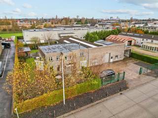 Deze woning met grote loods ligt in de industriezone te Oostende. Dit unieke pand heeft met zijn 260 m² bewoonbare oppervlakte en een loods van 485...