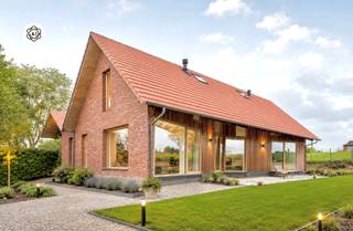 Unieke architectenwoning op een uitzonderlijk perceel van 7.441 m². <br /><br />Op het einde van een rustige doodlopende straat bevindt zich deze bijzondere architectenwoning. <br /><br />De woning geniet van een unieke ligging met adembenemende vergezichten over het omliggende landschap en een ongeziene rust en privacy.<br /><br />De doordachte architectuur, slimme indeling en het gebruik van duurzame, hoogwaardige materialen zorgen voor een tijdloze en kwalitatieve woonbeleving. <br />De woning bevindt zich in een vergevorderde afwerkingsfase, waarbij enkel nog enkele persoonlijke afwerkingen dienen te worden voorzien.<br /><br />Op het gelijkvloers bevinden zich een ruime inkomhal, directe verbinding naar de leefruimtes genietend van de verzichten, een bureau, een luxueuze masterbedroom met aansluitende badkamer. Daarnaast beschikt de woning over een praktische kelderverdieping.<br />Apart bijgebouw met garage voor 2 wagens. <br /><br />De bovenverdieping omvat drie slaapkamers en een tweede badkamer, ideaal voor een gezin of voor het ontvangen van gasten.<br /><br />Een zeldzame combinatie van architectuur, ruimte, rust en panoramische uitzichten op een uitzonderlijk perceel van maar liefst 7.441 m².<br /><br />Bezoek na afspraak met IMMO BEGUIN: info@immobeguin.be