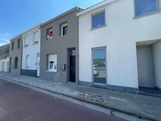 Verzorgde woning met tuin en 2 slaapkamers.<br /><br />Deze woning is ingedeeld als volgt:<br />* Gelijkvloers: Inkom, woonkamer met open keuken, badkamer en wc<br />* 1ste verdieping: 2 slaapkamers<br />+ zolder <br />+ zongericht <br /><br />Voor een bezoek, gelieve uw aanvraag in te dienen via onderstaande link:<br />https://mijnhuurprofiel.be/property/8b9c613d-97fb-407a-960f-bcb0c796ddaa<br />